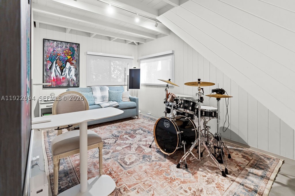 COCONUT GROVE MANOR - Residential