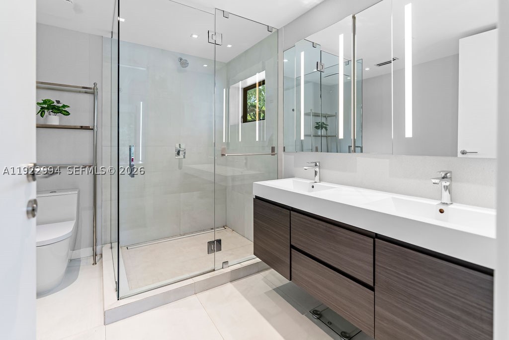 COCONUT GROVE MANOR - Residential