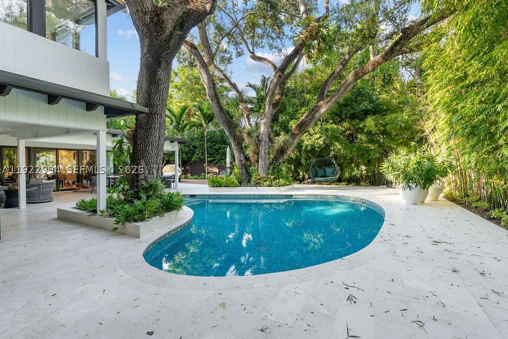 COCONUT GROVE MANOR - Residential