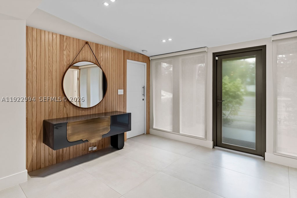 COCONUT GROVE MANOR - Residential