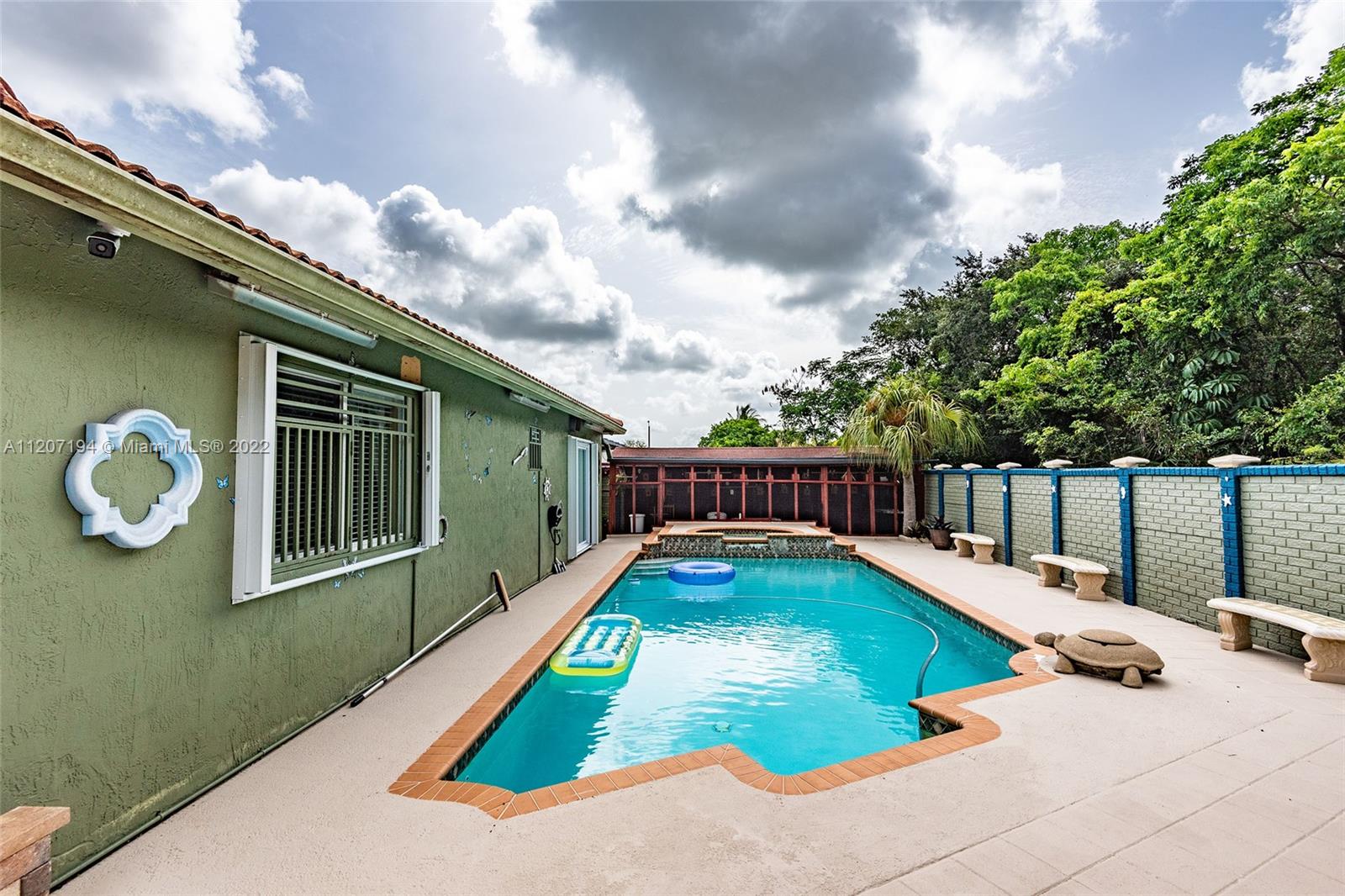 ESTATE HOMES - Residential
