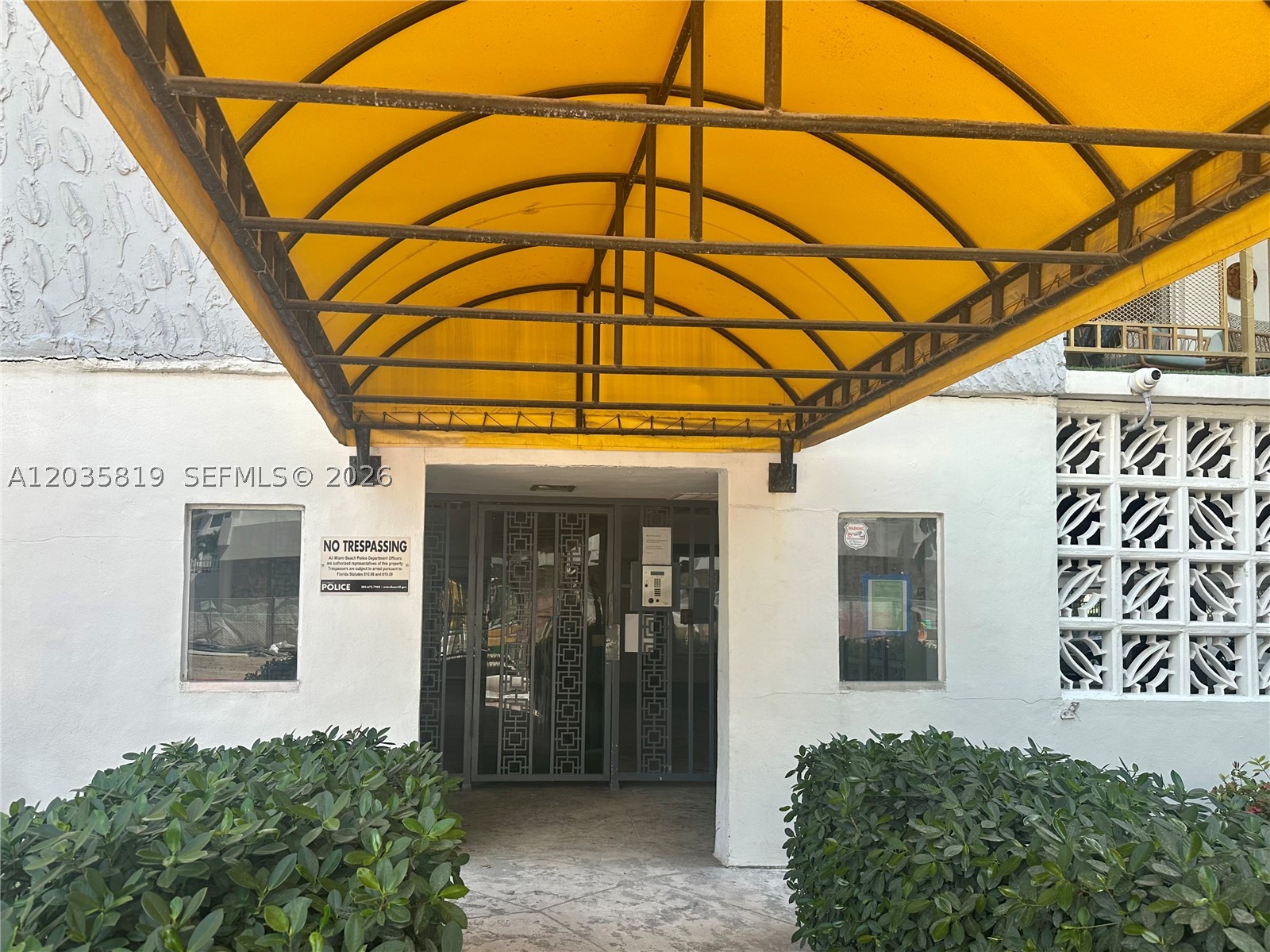Great corner unit located at the end of Lincoln Road. Enjoy the convenience of being just steps away from amazing restaurants, shopping, and entertainment.
This property is ideal for full-time residents or investors seeking a prime location in the heart of Miami Beach. 
Easy to show. Please call the listing agent for additional information or to schedule a showing.