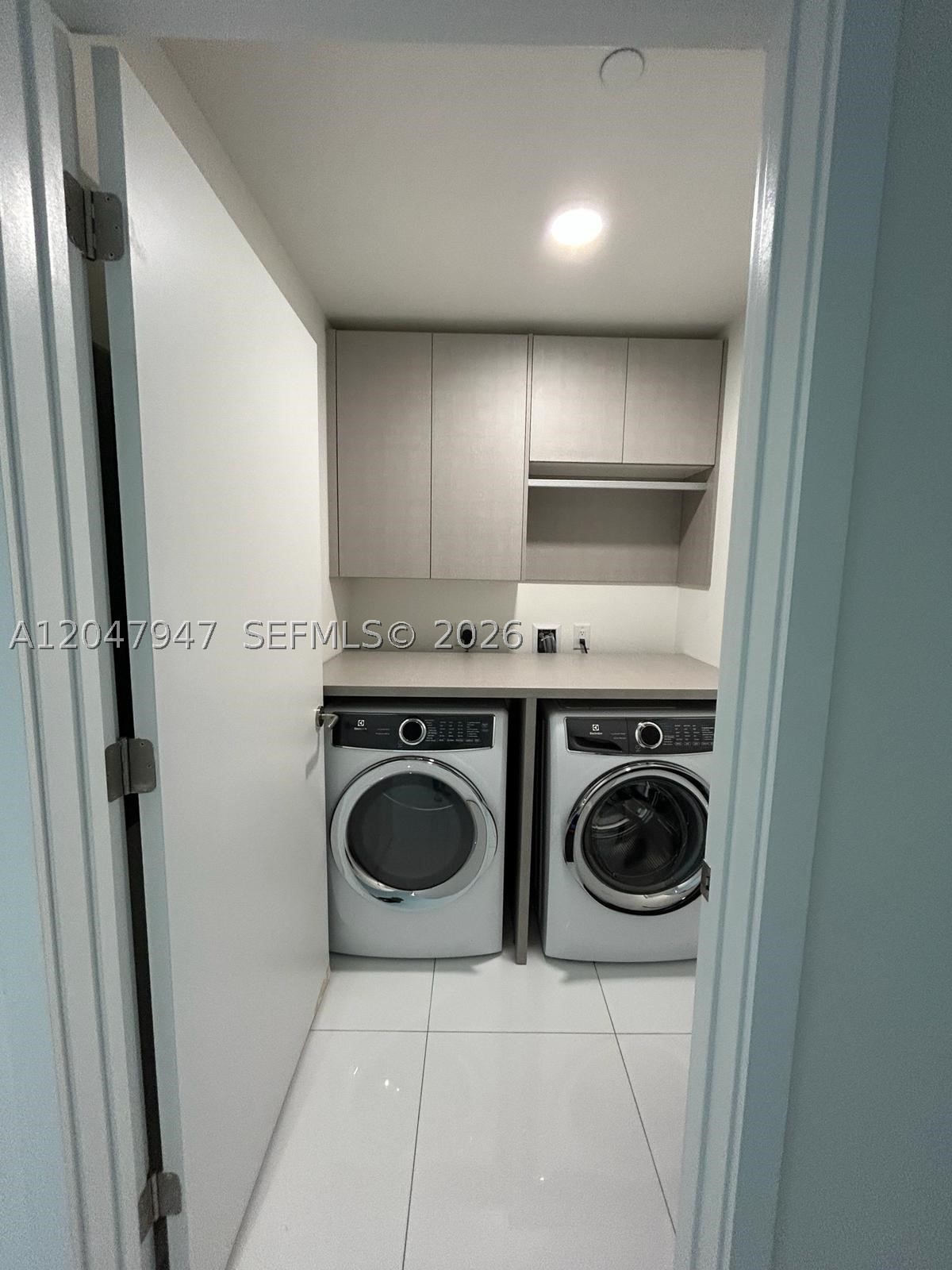PARAMOUNT MIAMI WORLDCENT - Residential Lease