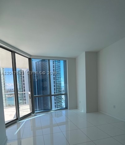 PARAMOUNT MIAMI WORLDCENT - Residential Lease