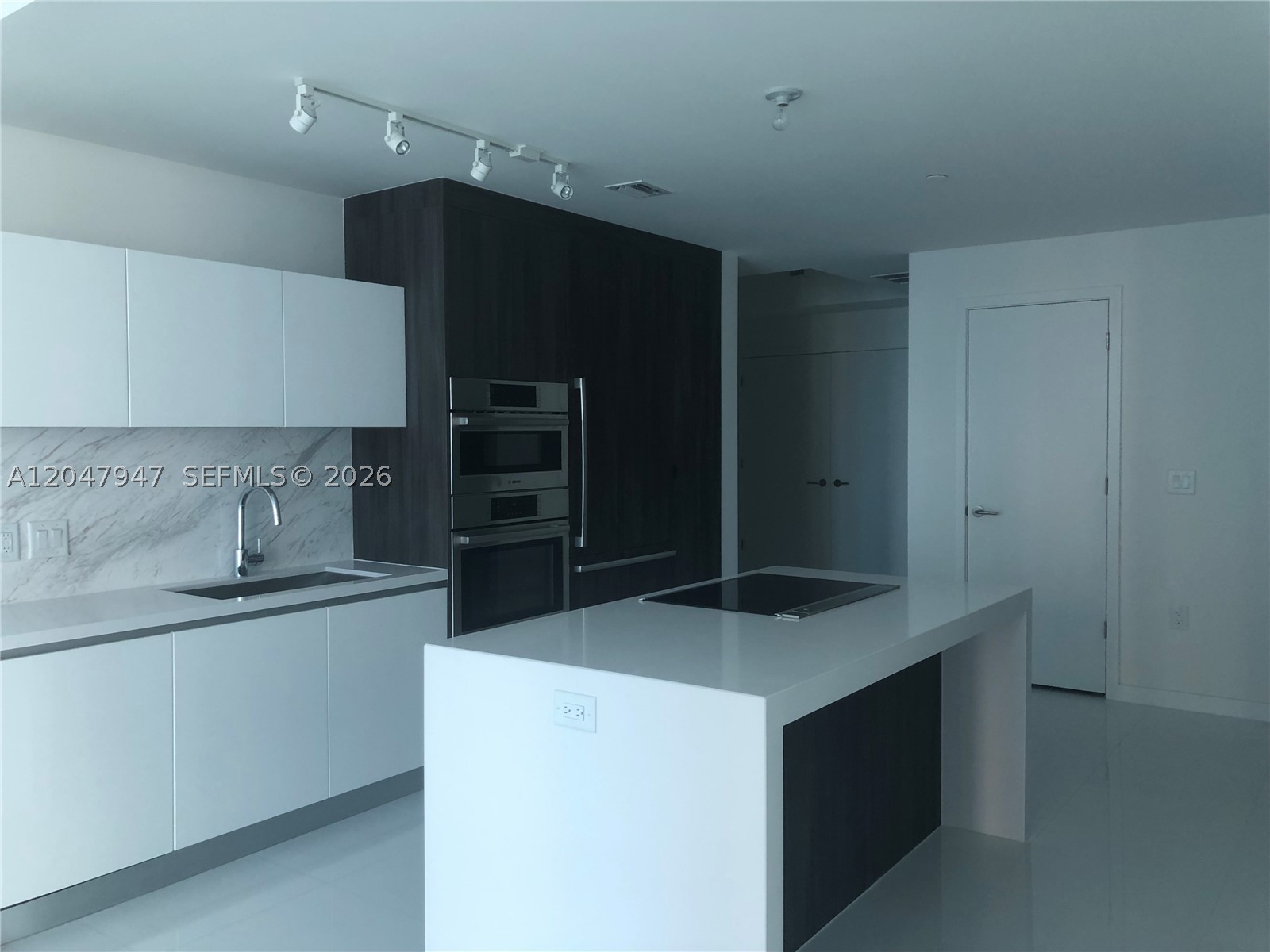 PARAMOUNT MIAMI WORLDCENT - Residential Lease