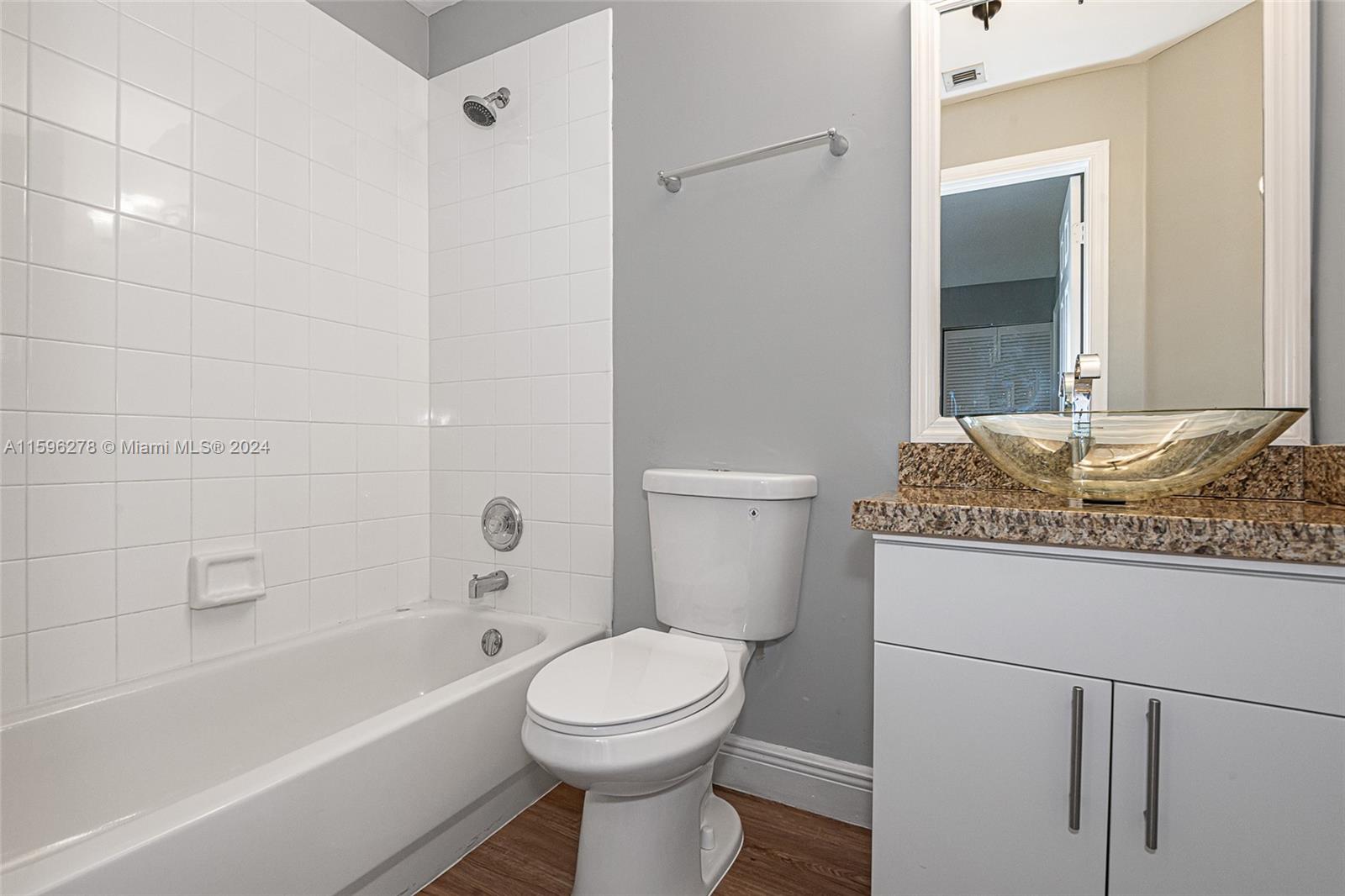 HOLLYWOOD LAKES COUNTRY C - Residential Lease