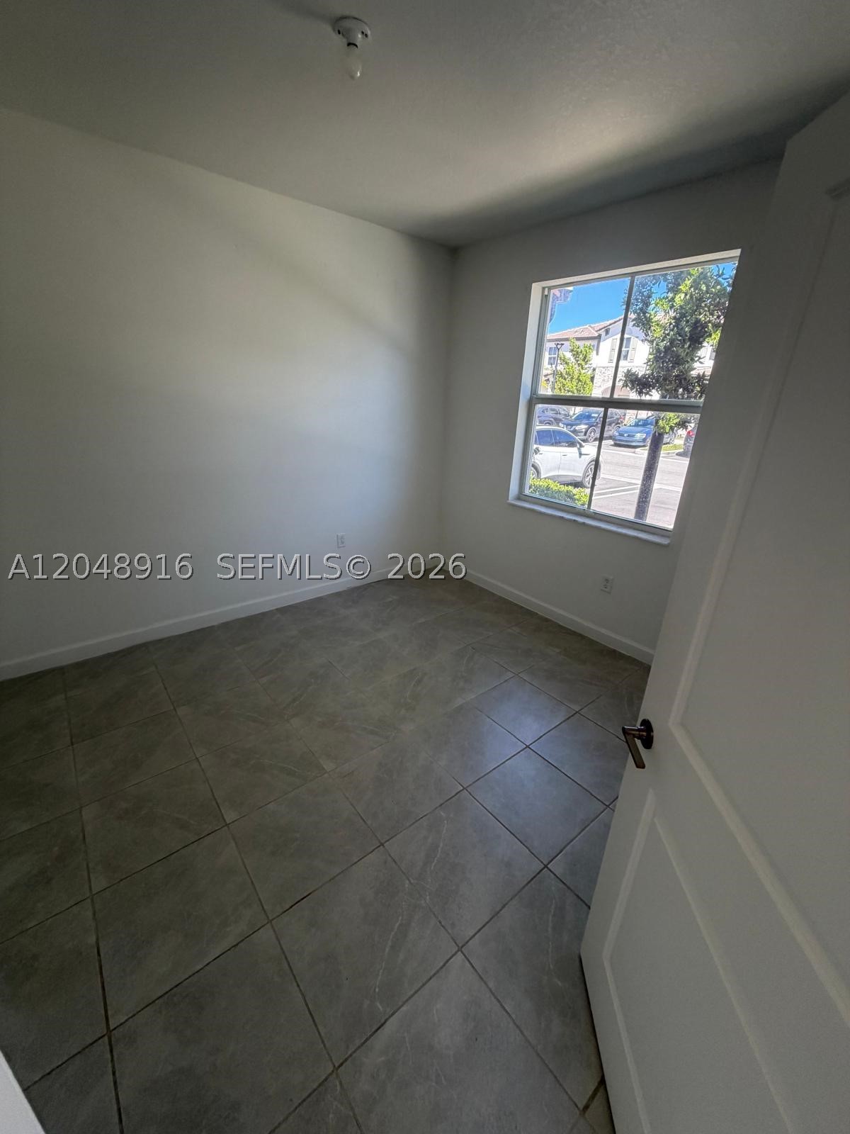 BEAUTIFUL UNIT IN THE NEW WESTVIEW COMMUNITY OF LENNAR,

CENTRAL LOCATION, JUST 15-20 MINUTES BY CAR FROM DOWNTOWN, MIA AIRPORT, AVENTURA, ETC.

BANDOL DESIGN OF 3 BEDROOMS AND 3 BATHROOMS,
