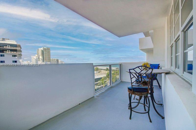 IN THE HEART OF SOUTH BEACH. THIS LARGE 1/BED 1.5 BATH WITH BEAUTIFUL OCEAN VIEWS. HIGH IMPACT WINDOWS AND BALCONY DOOR. THIS UNIT ALSO HAS A LARGER PRIVATE BALCONY. WASHER AND DRYER INCLUDED IN THE UNIT. CLOSE TO LINCOLN ROAD, OCEAN DRIVE AND ACROSS FROM THE RITZ CARLTON. BUILDING HAS MANY AMENETIES: POOL, GYM, OCEAN ACCESS, CONCEIERGE, VALET, 24 HOUR SECURITY. DECOPLAGE ALLOWS 30-DAY RENTALS. "SELLER MOTIVATED"