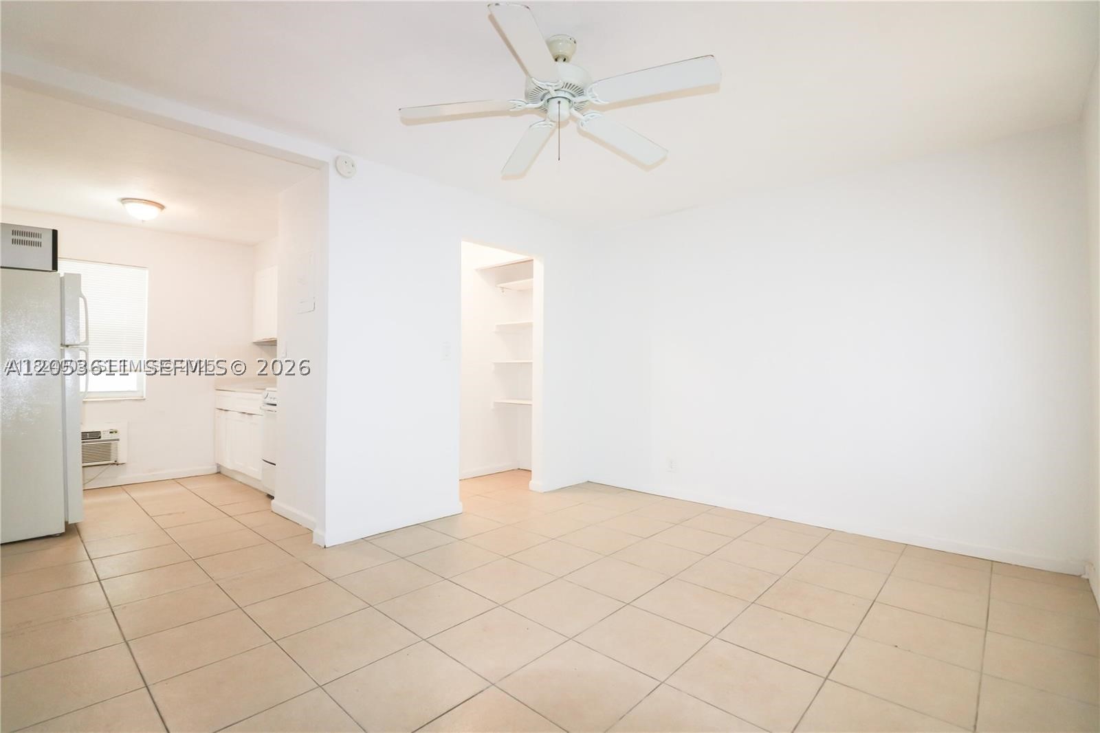 Lovely studio in a well-maintained building located east of US-1, close to Gulfstream and Hallandale Beaches.