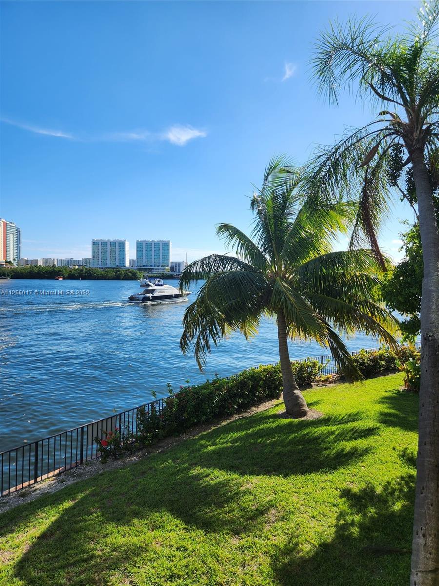 WINSTON TOWERS 700 CONDO - Residential