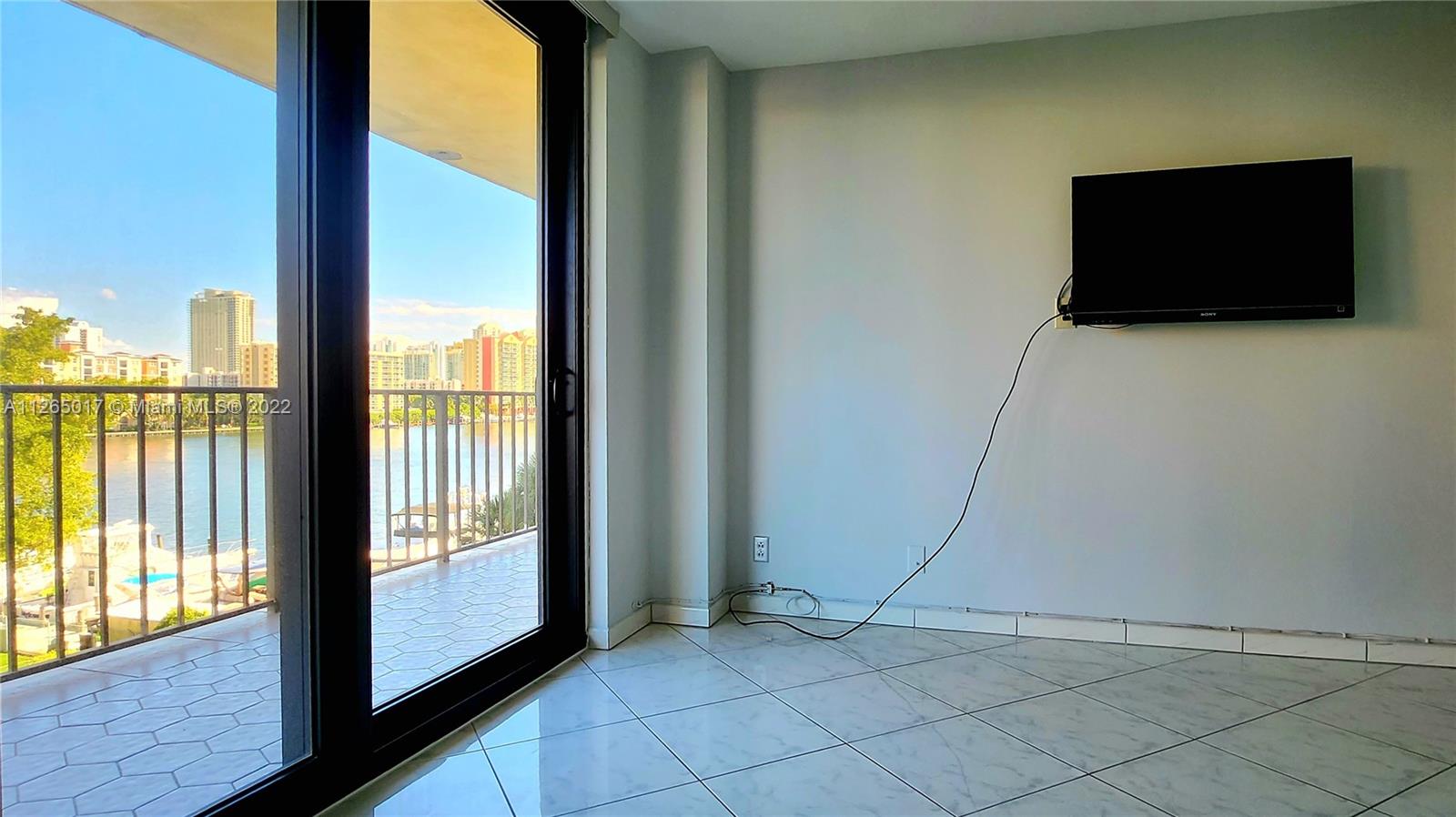WINSTON TOWERS 700 CONDO - Residential