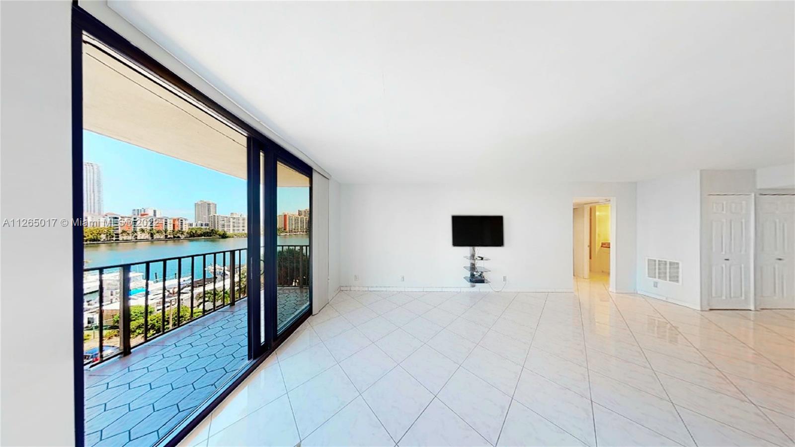 WINSTON TOWERS 700 CONDO - Residential