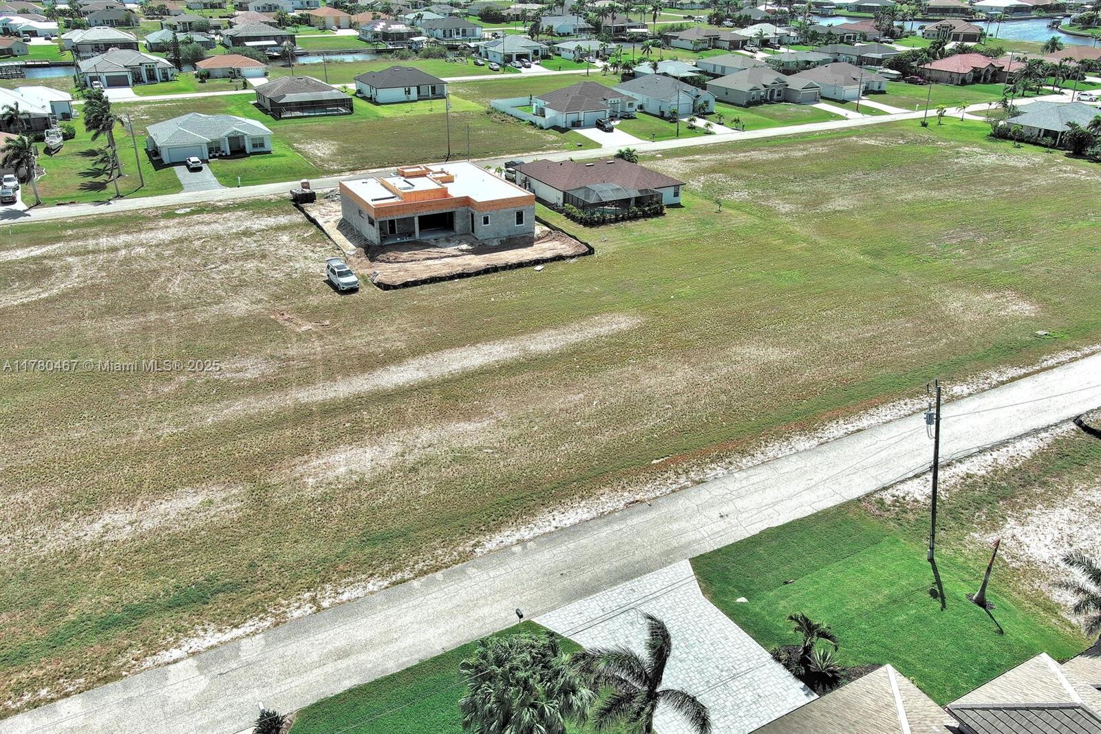 CAPE CORAL - Land