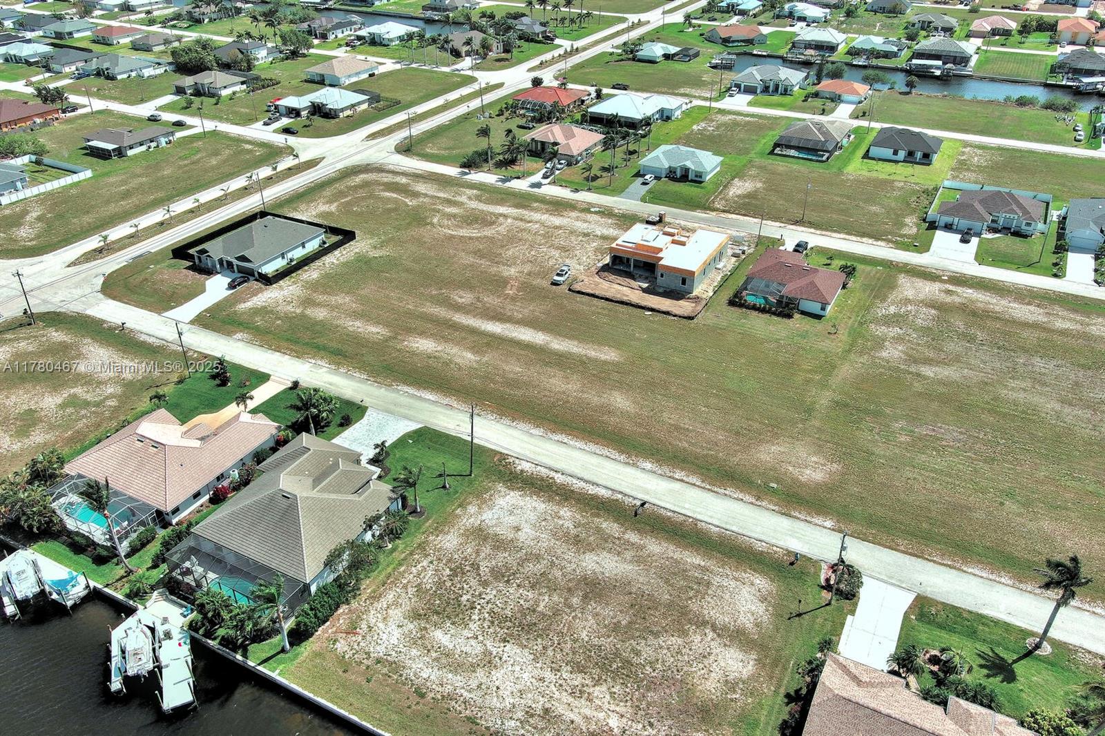 CAPE CORAL - Land