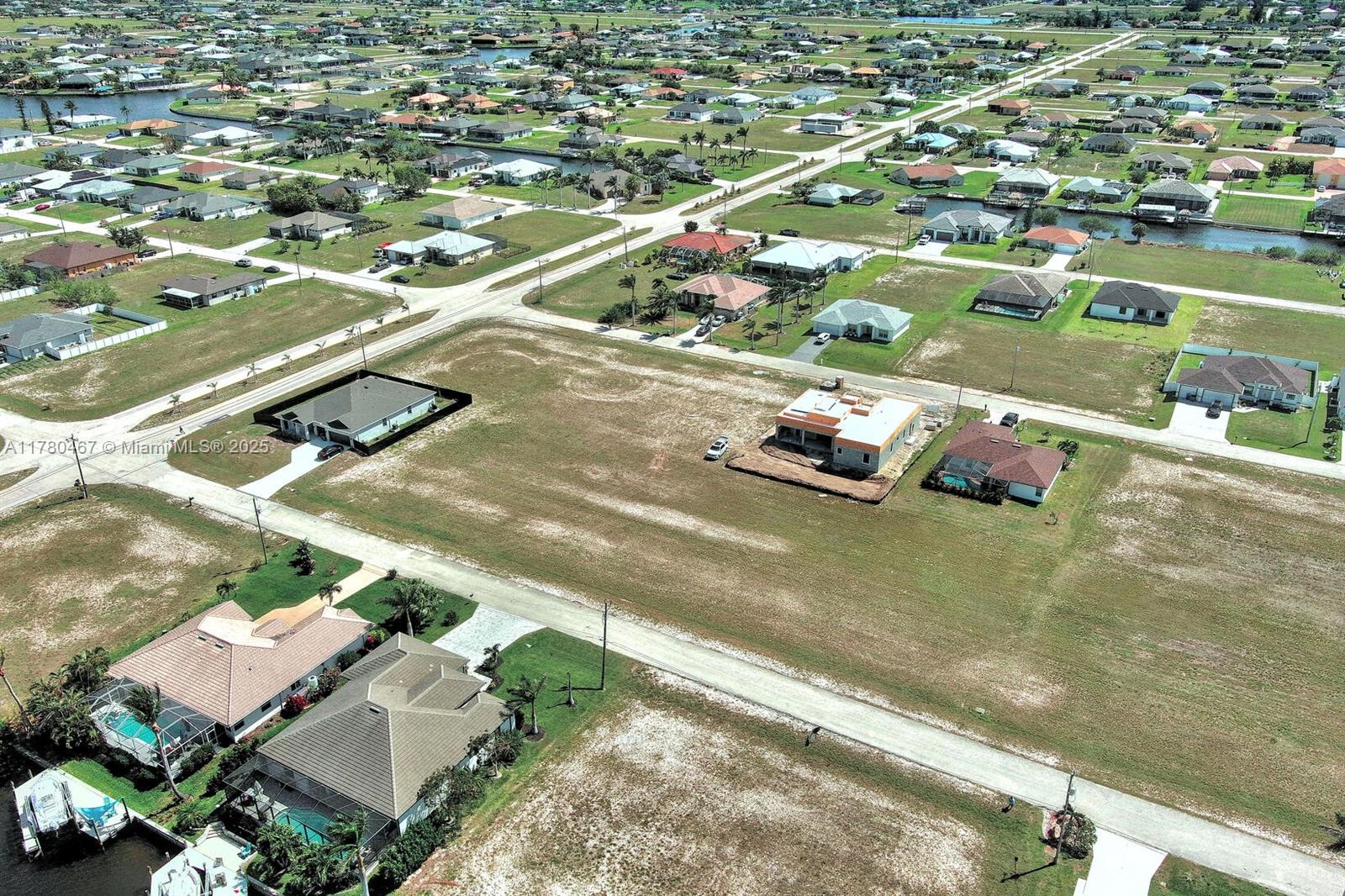 CAPE CORAL - Land