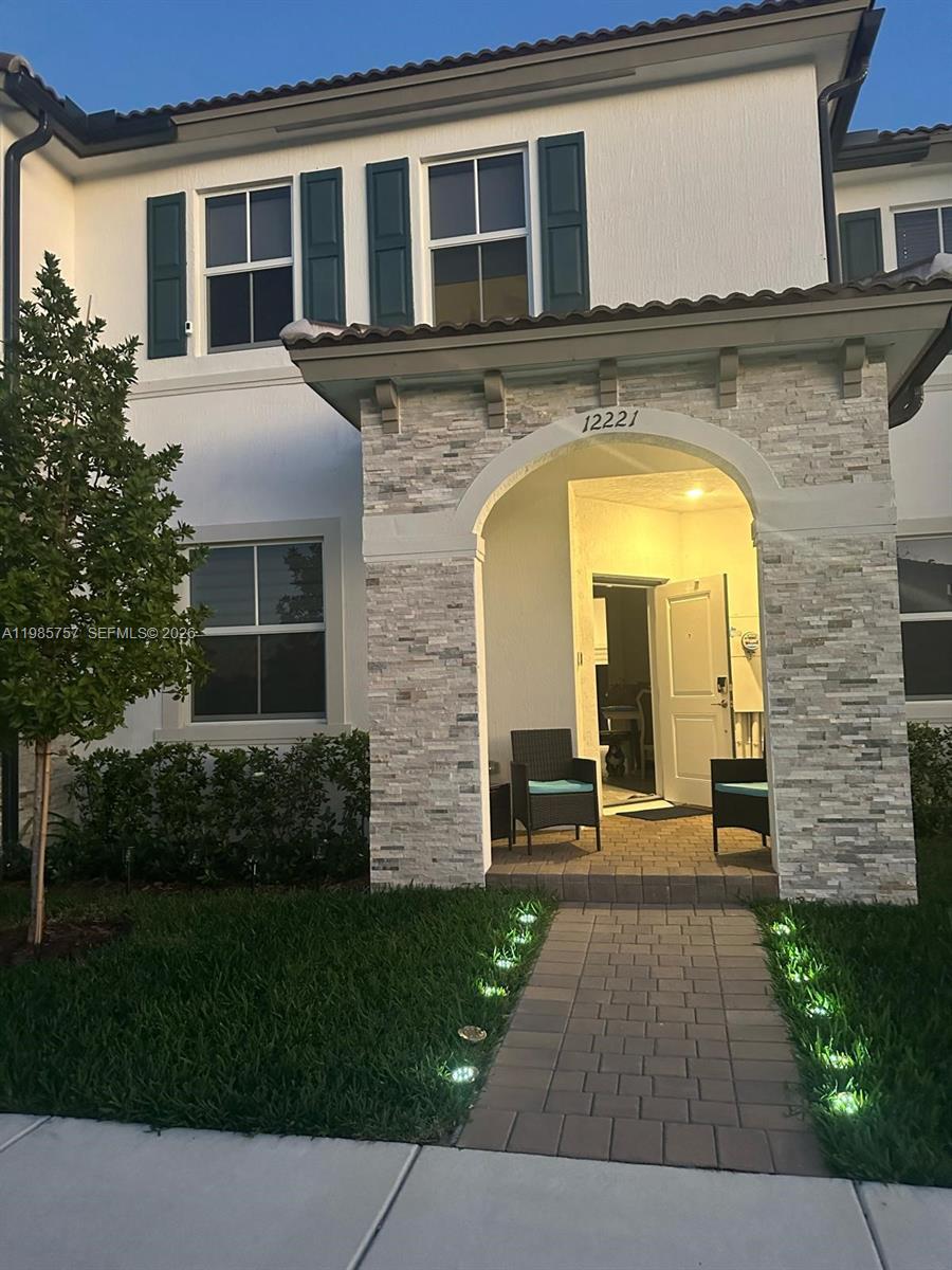 Beautiful two-story townhouse featuring modern design and finishes, located in an excellent area. This property offers 3 spacious bedrooms and 2.5 bathrooms. Contemporary kitchen and living areas with great natural light.
The second floor includes a conveniently located laundry area. Enjoy a private fenced patio with synthetic grass, perfect for entertaining and low maintenance. Property comes with roller shades.
The community offers great amenities including a fully equipped gym, swimming pool, jacuzzi, and dog park.