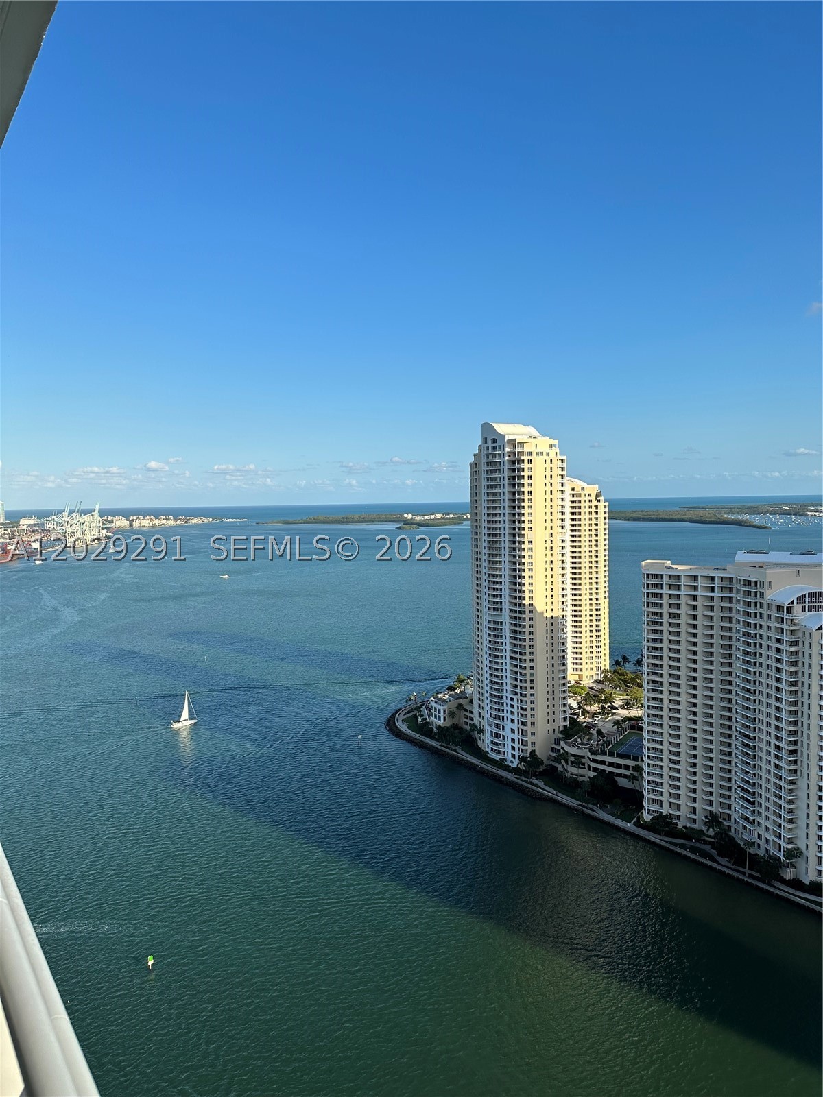 Panoramic views of Biscayne Bay, Miami River, and the City's Skyline from this beautiful unit. One Miami offers excellent amenities that include fitness center, business center, infinity heated pool, full service 24 hours concierge, valet parking. Enjoy the ideal Miami life style where you can walk to Brickell City Center, Kaseya Center, Perez Art Museum Miami, and some of the city's finest dining destinations.