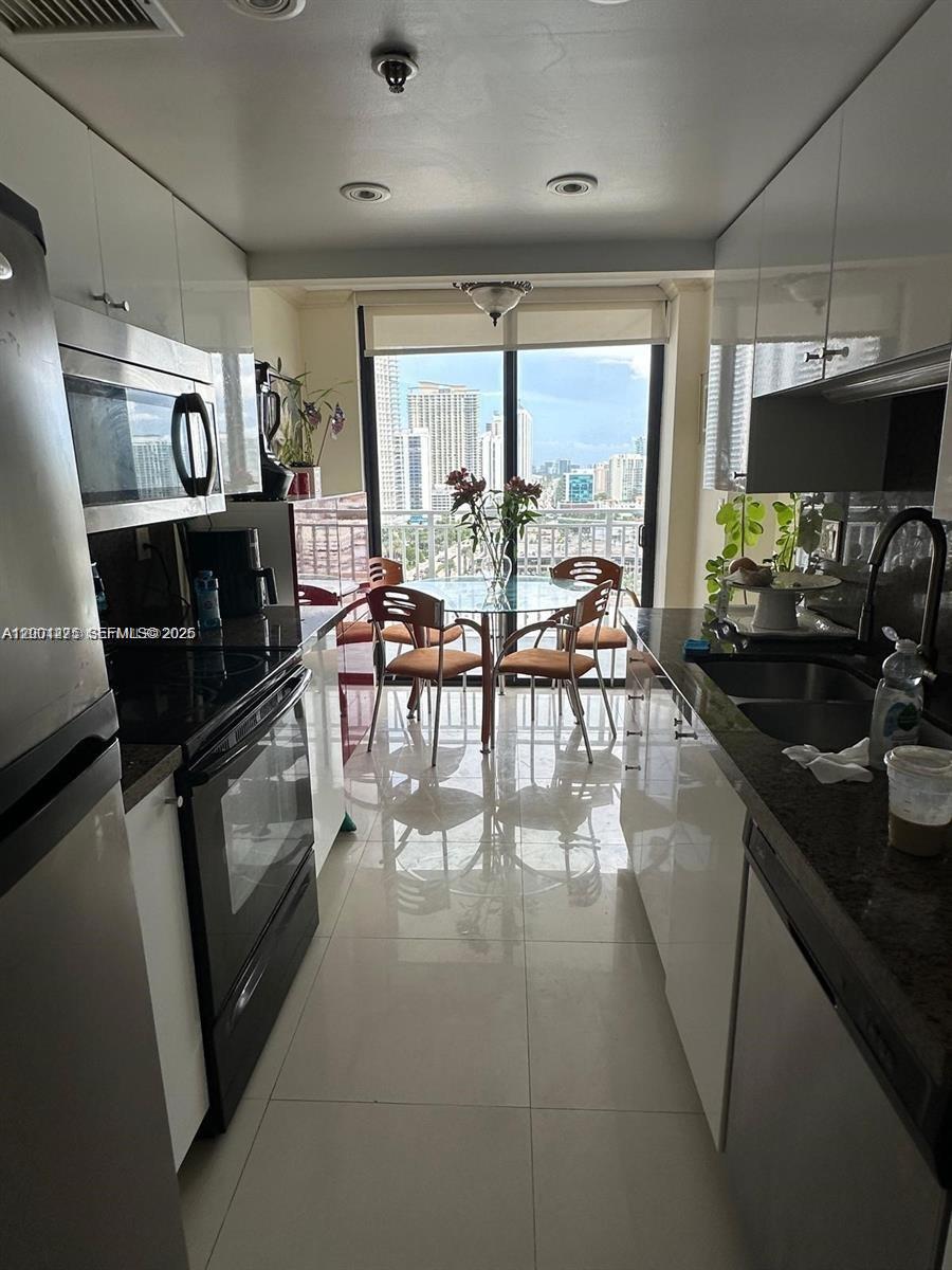 WINSTON TOWERS 600 CONDO - Residential
