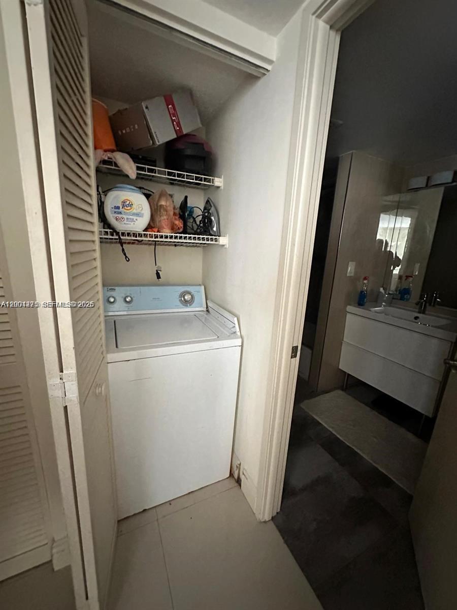 WINSTON TOWERS 600 CONDO - Residential