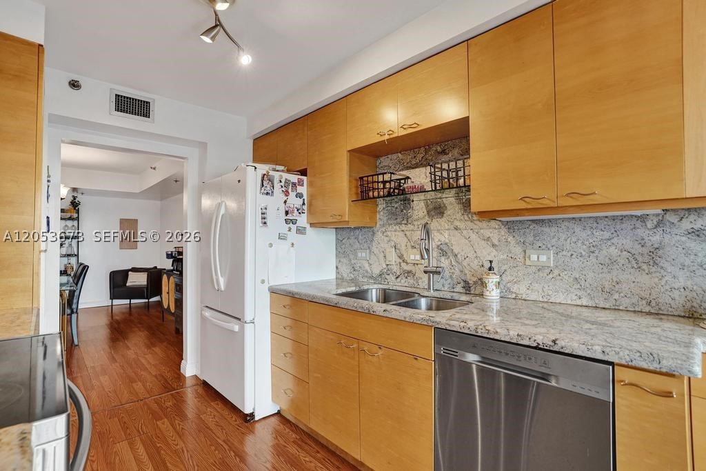SUMMIT CONDO - Residential
