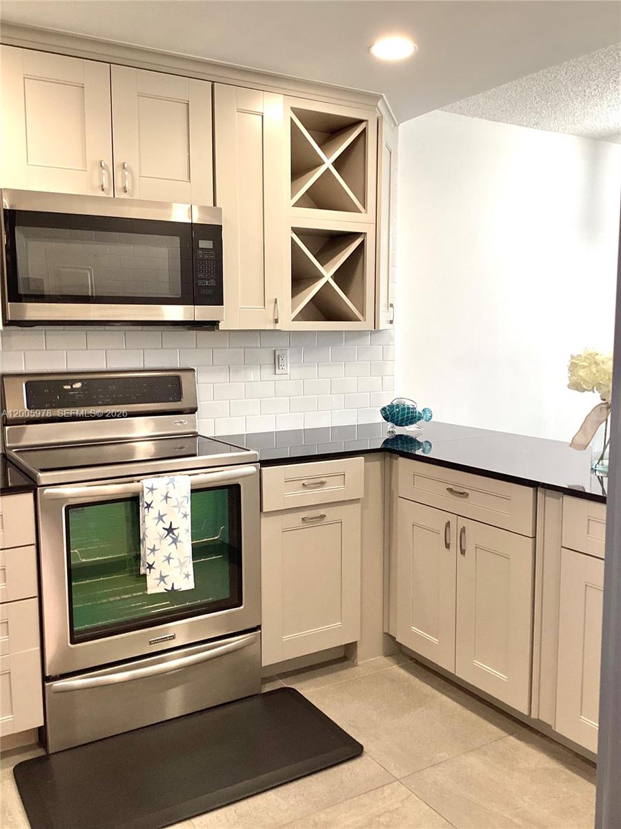 HOLLYBROOK GOLF AND - Residential