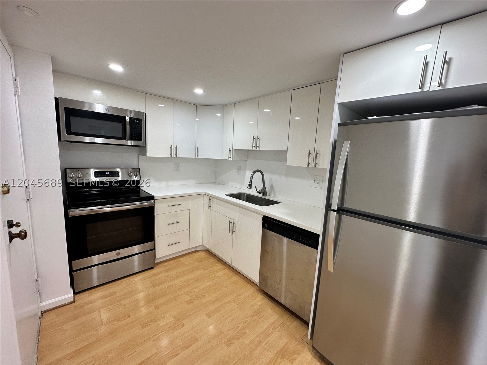 BRICKELL BAY CLUB CONDO - Residential Lease