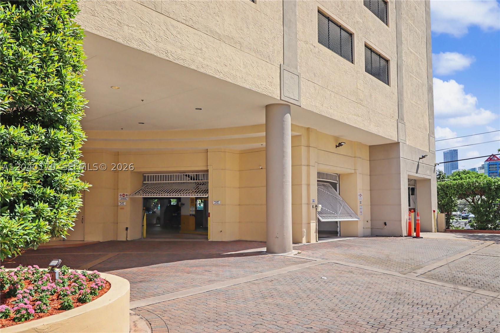 THE METROPOLITAN CONDO - Residential