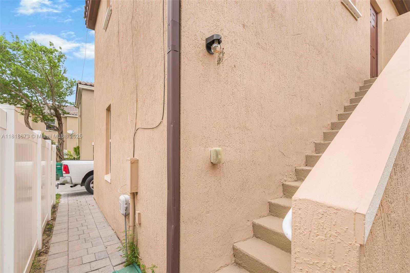 KENDALL COMMONS TOWNHOMES - Residential Lease