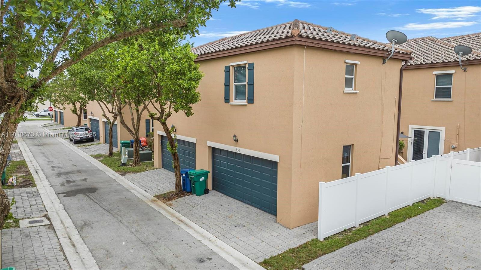 KENDALL COMMONS TOWNHOMES - Residential Lease