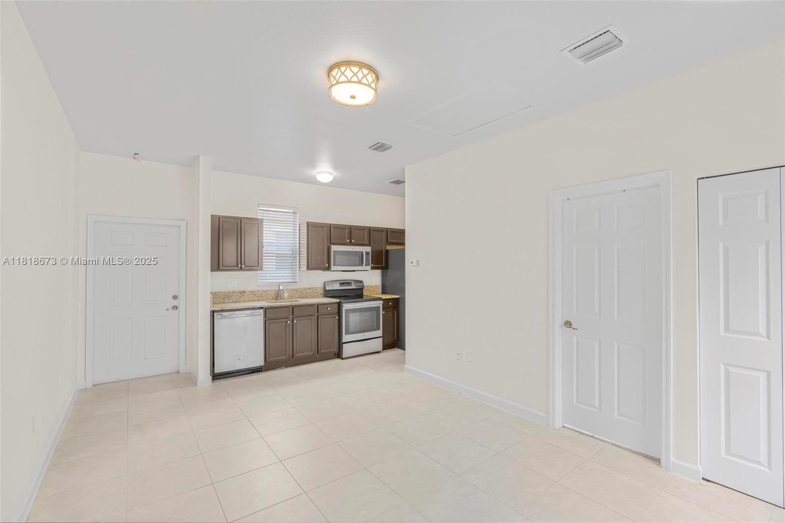 KENDALL COMMONS TOWNHOMES - Residential Lease