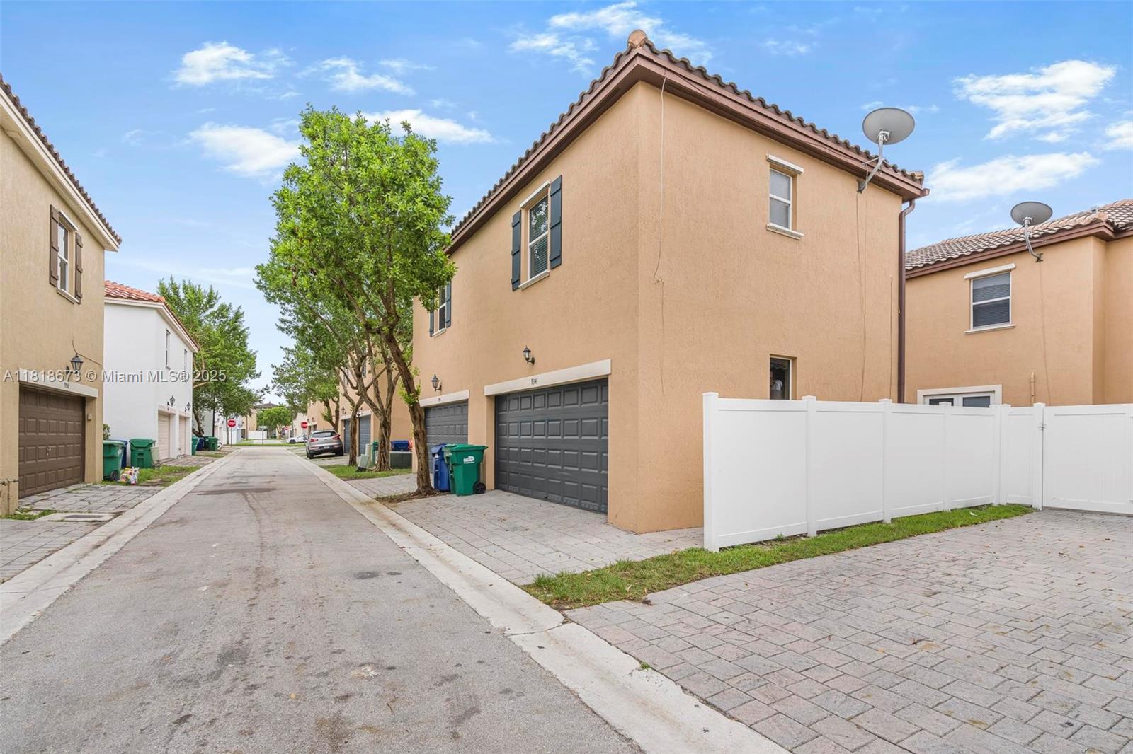 KENDALL COMMONS TOWNHOMES - Residential Lease