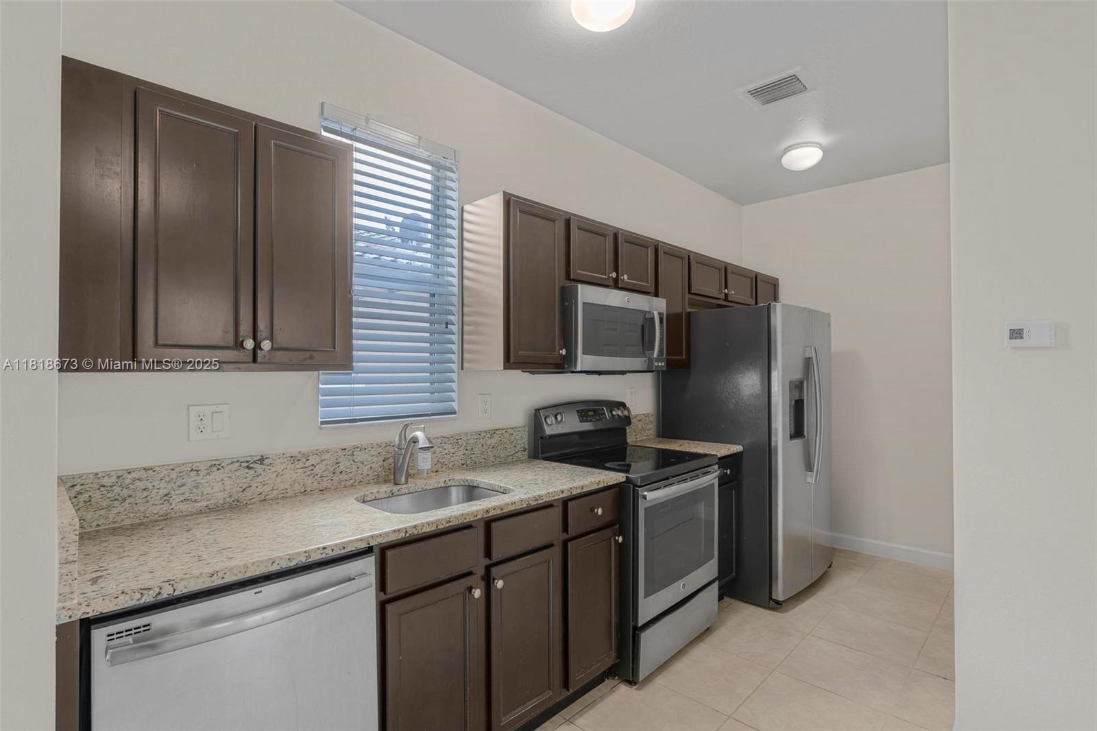KENDALL COMMONS TOWNHOMES - Residential Lease