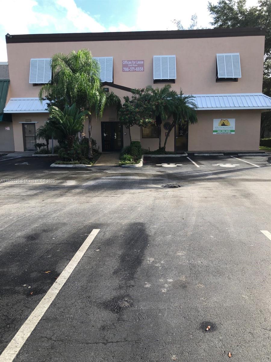 SMALL SECOND FLOOR OFFICE ON COLONIAL DR. NICE AND AFFORDABLE. GOOD, SAFE LOCATION. STEPS FROM US1 AND BUSWAY. 24 HOUR, SECURE, KEYLESS ENTRY. WELL MAINTAINED BUILDING. READY TO RENT!