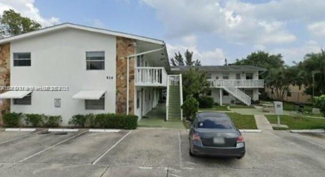 Beautiful 2/1 Condo in the City of Lake Worth, Minutes from the Beach, right down the street from the Lake Worth Strip with Many High-End Restaurants and Bars for you to Enjoy. Close to Major Highways. Will Not Last!