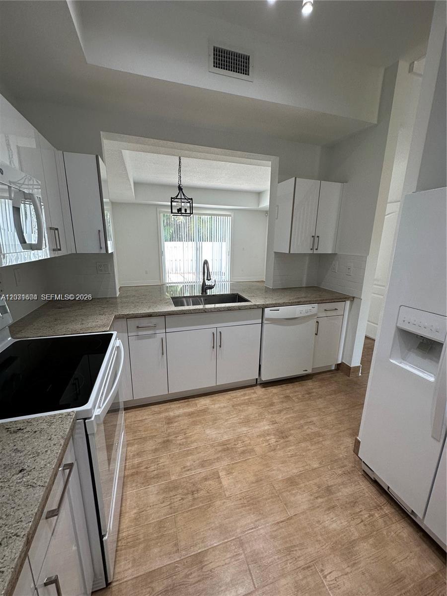 HAWKSNEST 1ST ADDN - Residential Lease