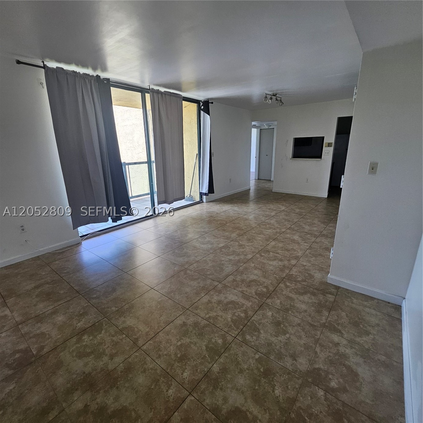INTERNATIONAL PARK CONDO - Residential