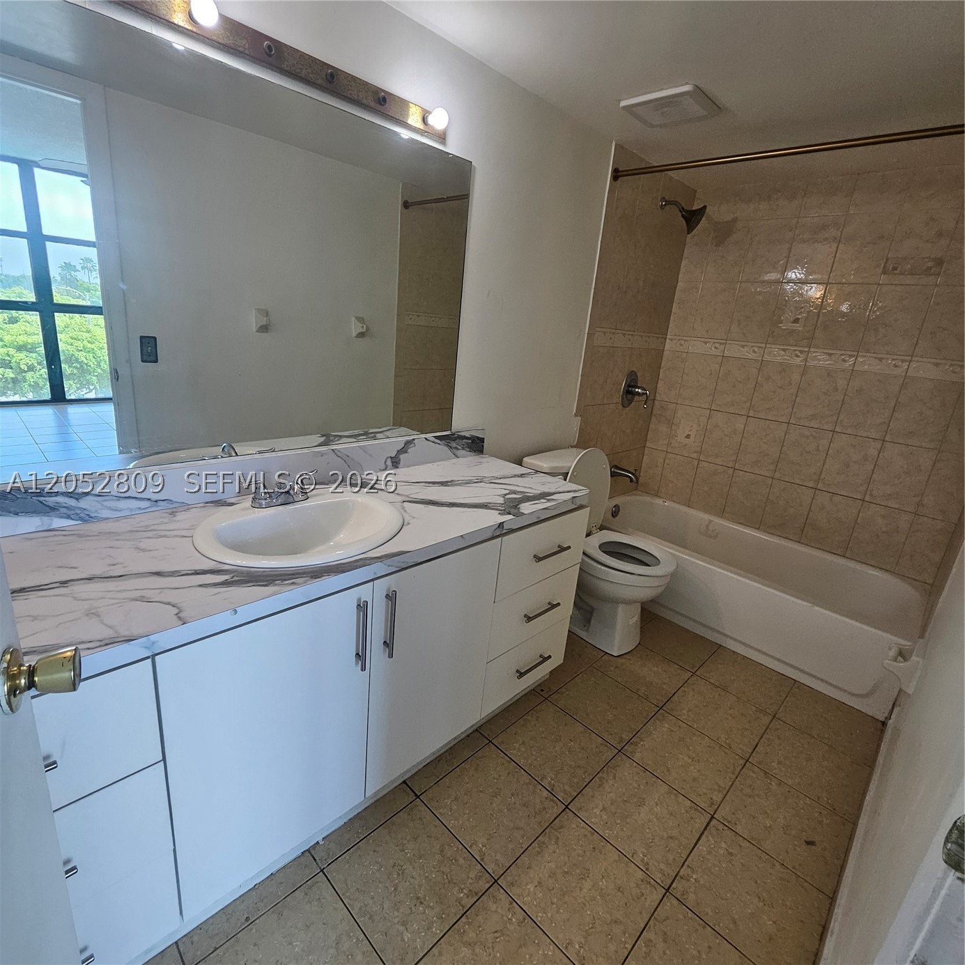 INTERNATIONAL PARK CONDO - Residential