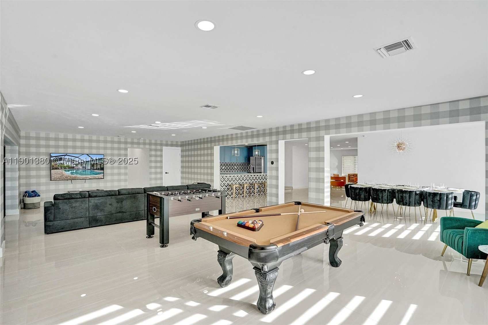 HOLLYWOOD LAKES SECTION - Residential