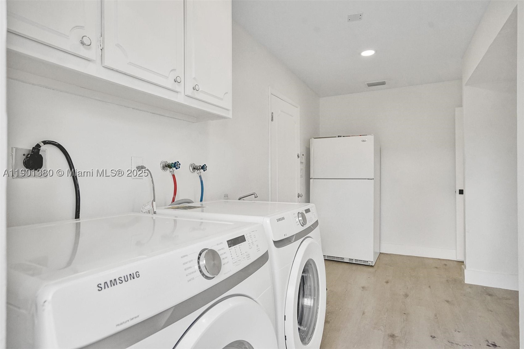 HOLLYWOOD LAKES SECTION - Residential