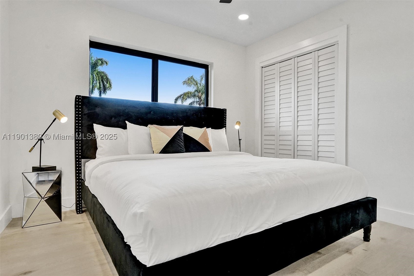 HOLLYWOOD LAKES SECTION - Residential