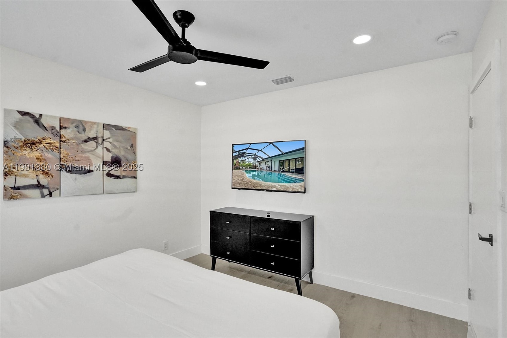 HOLLYWOOD LAKES SECTION - Residential