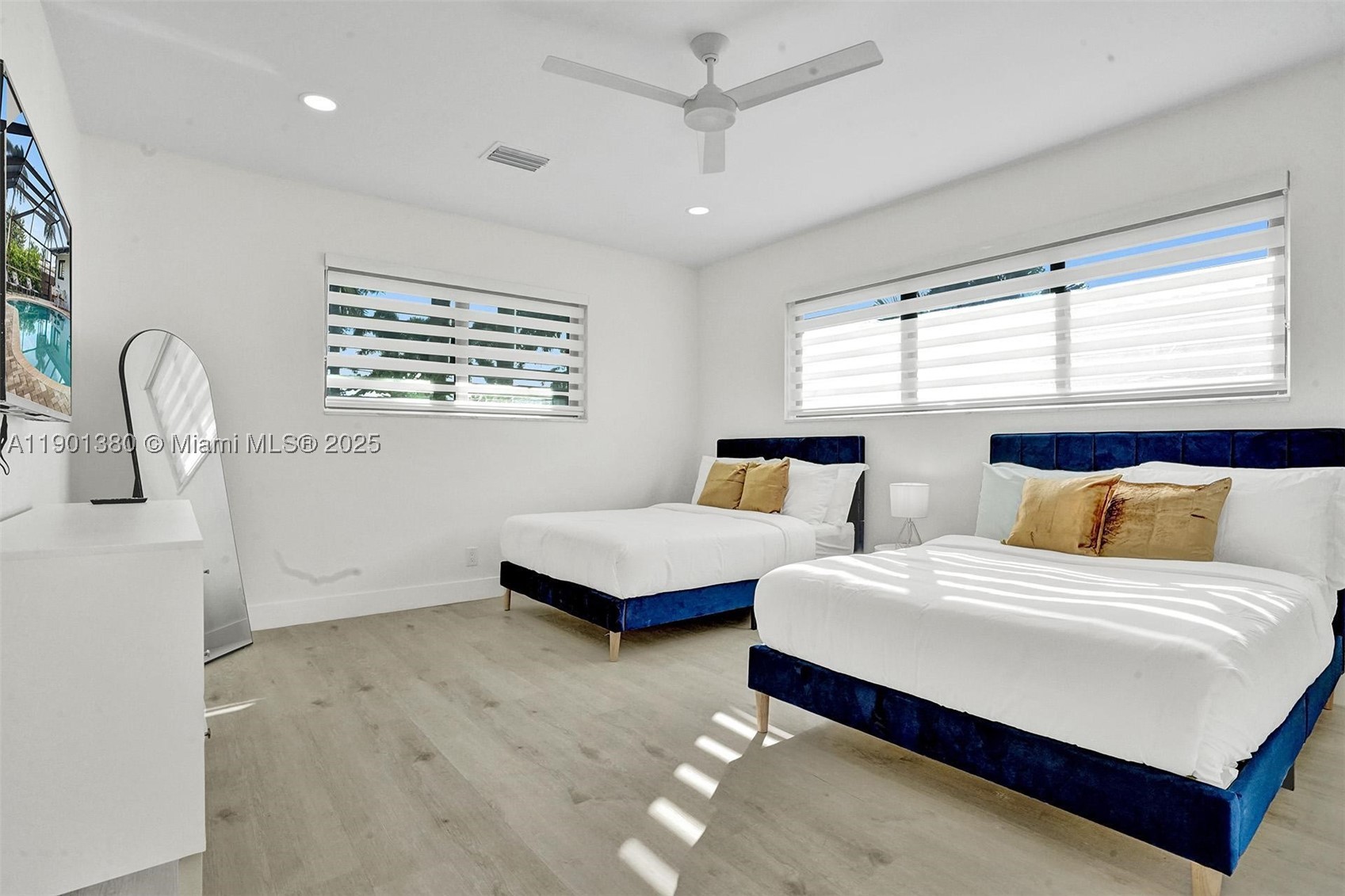 HOLLYWOOD LAKES SECTION - Residential