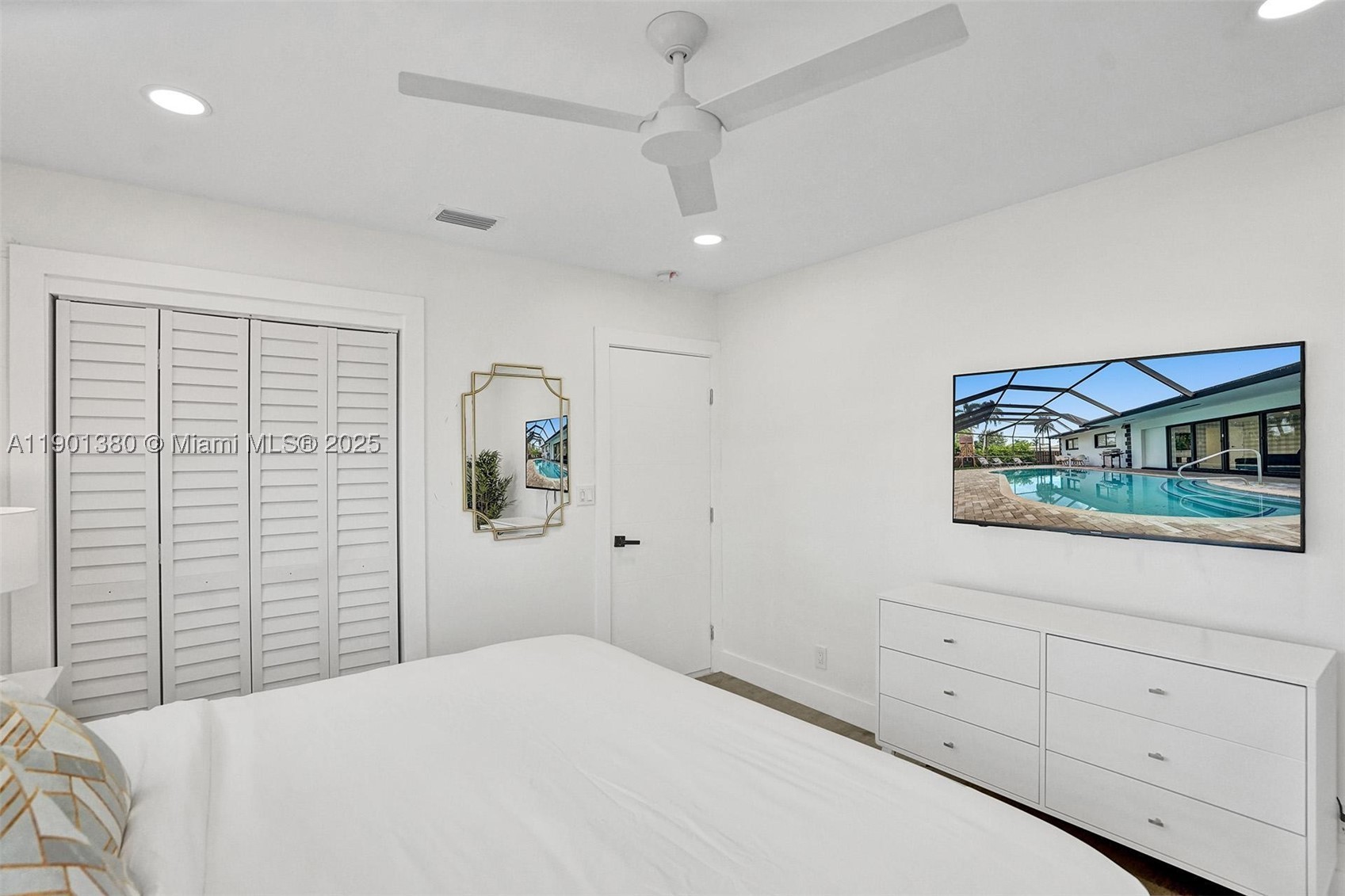 HOLLYWOOD LAKES SECTION - Residential