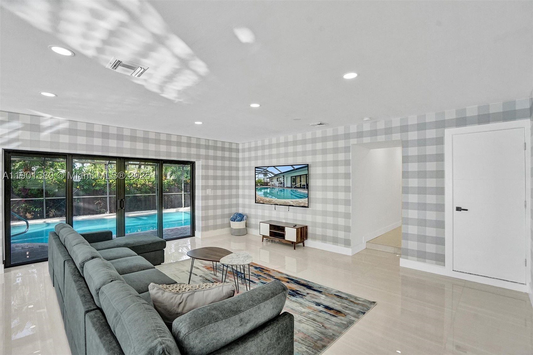 HOLLYWOOD LAKES SECTION - Residential