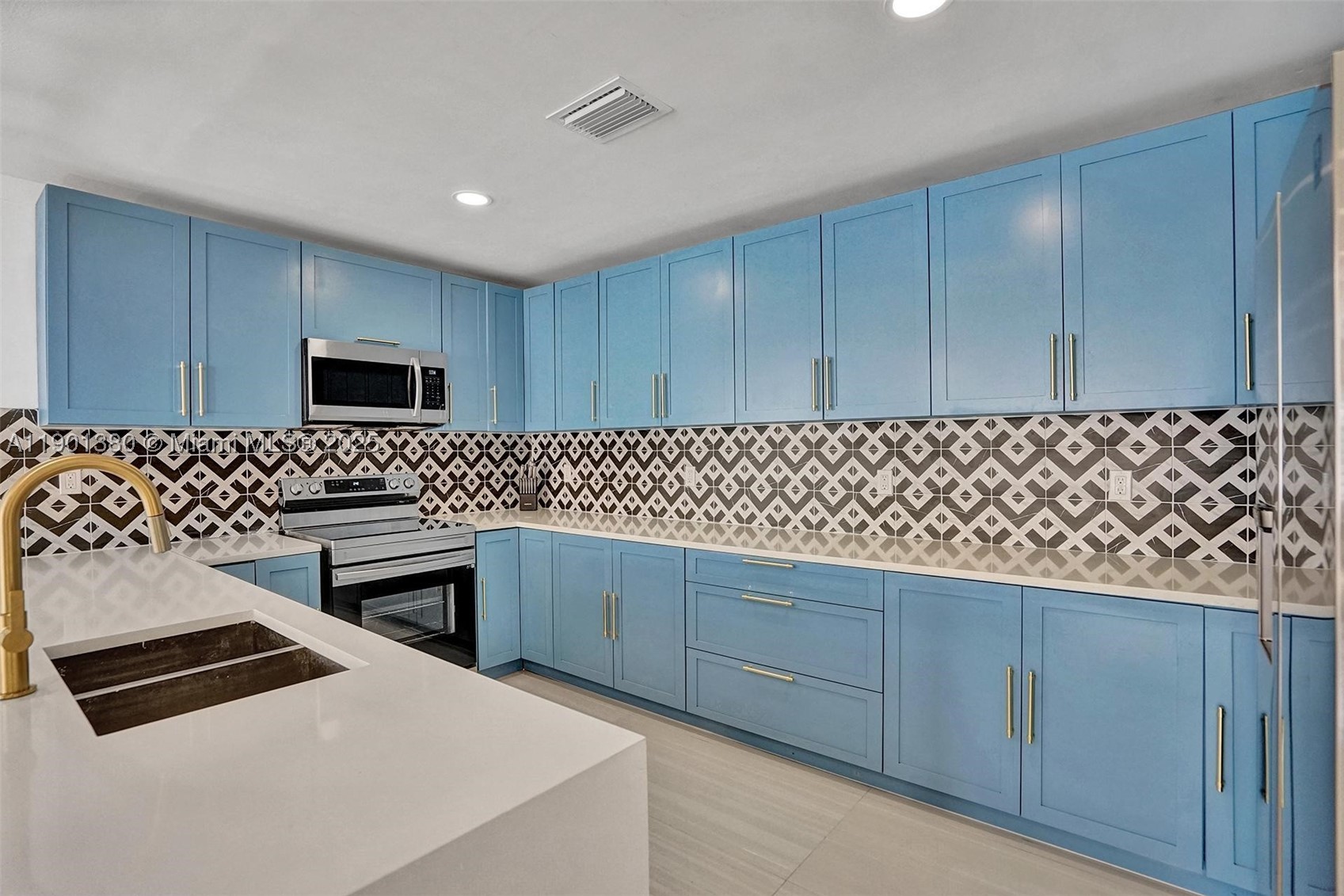 HOLLYWOOD LAKES SECTION - Residential