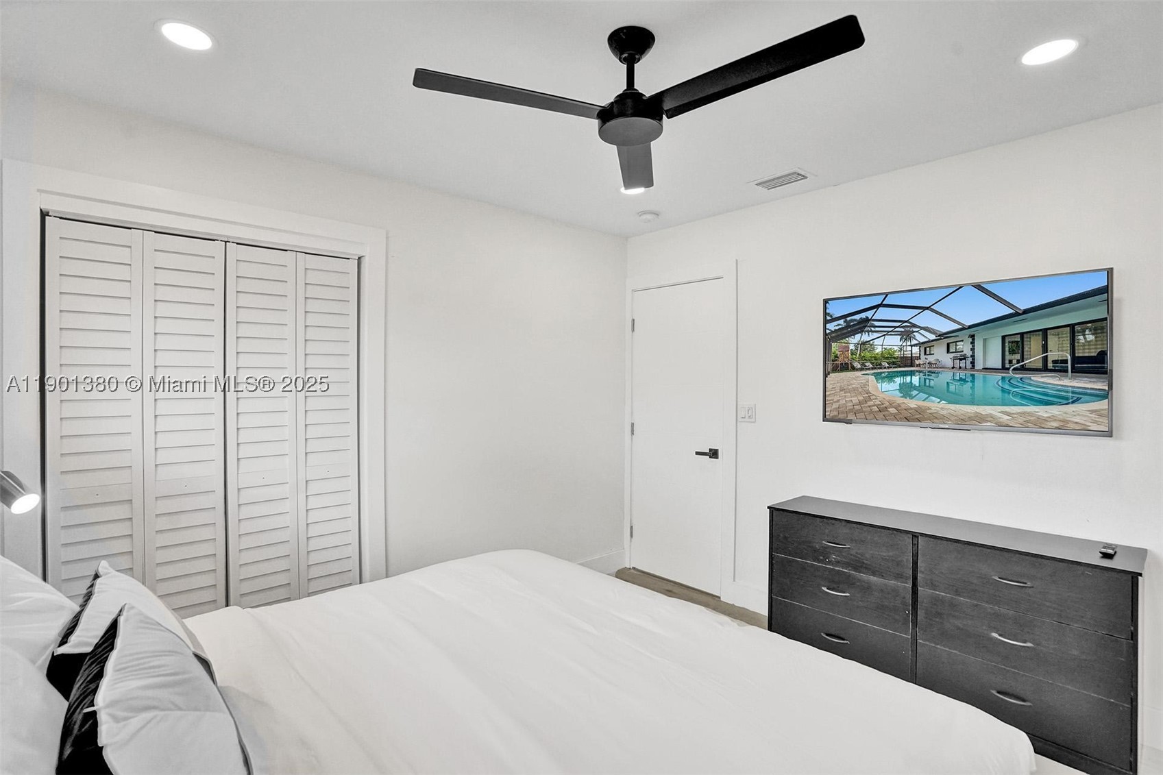 HOLLYWOOD LAKES SECTION - Residential