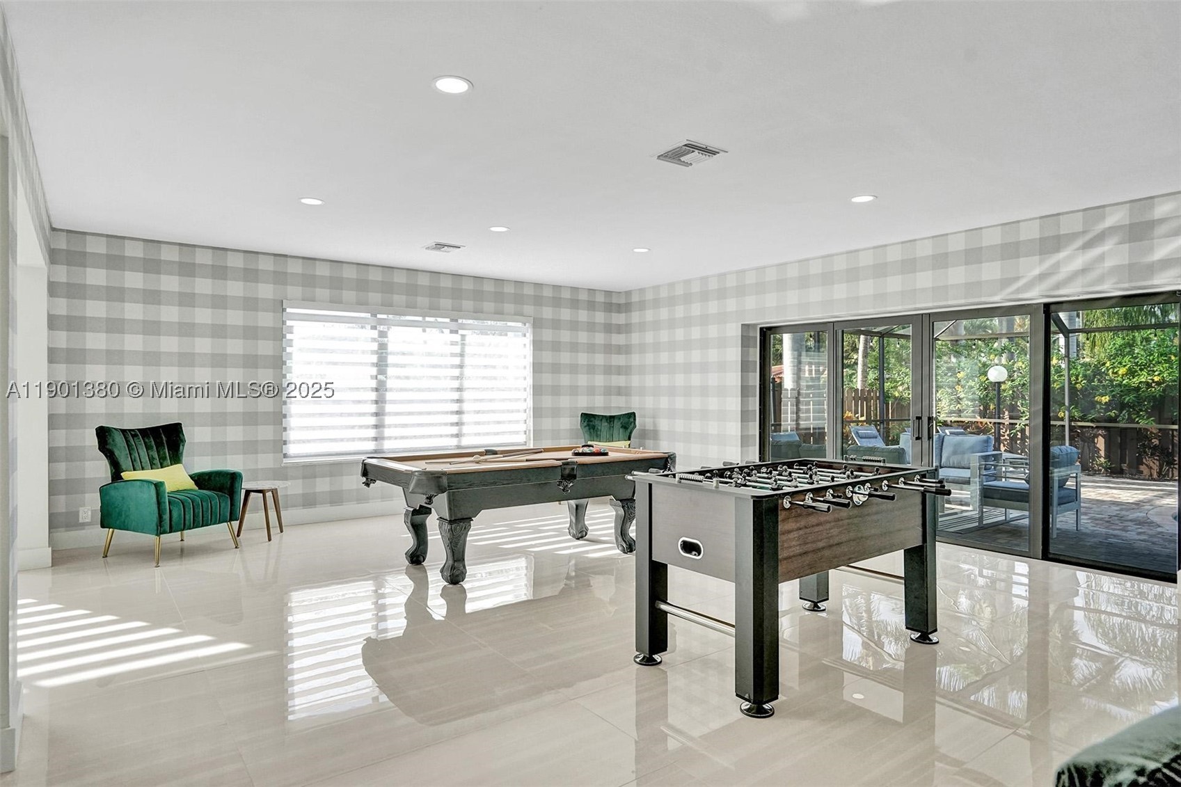 HOLLYWOOD LAKES SECTION - Residential