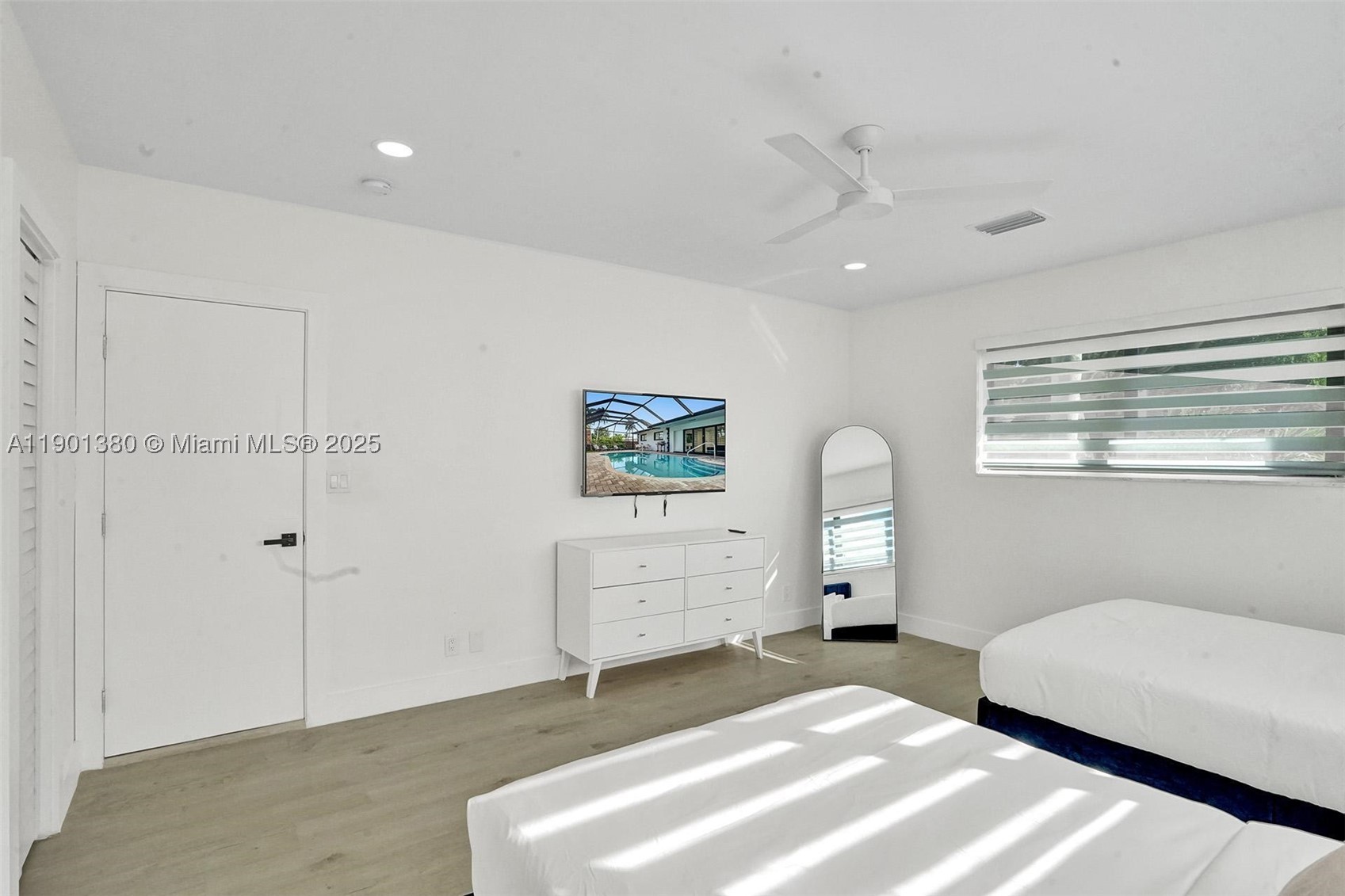 HOLLYWOOD LAKES SECTION - Residential