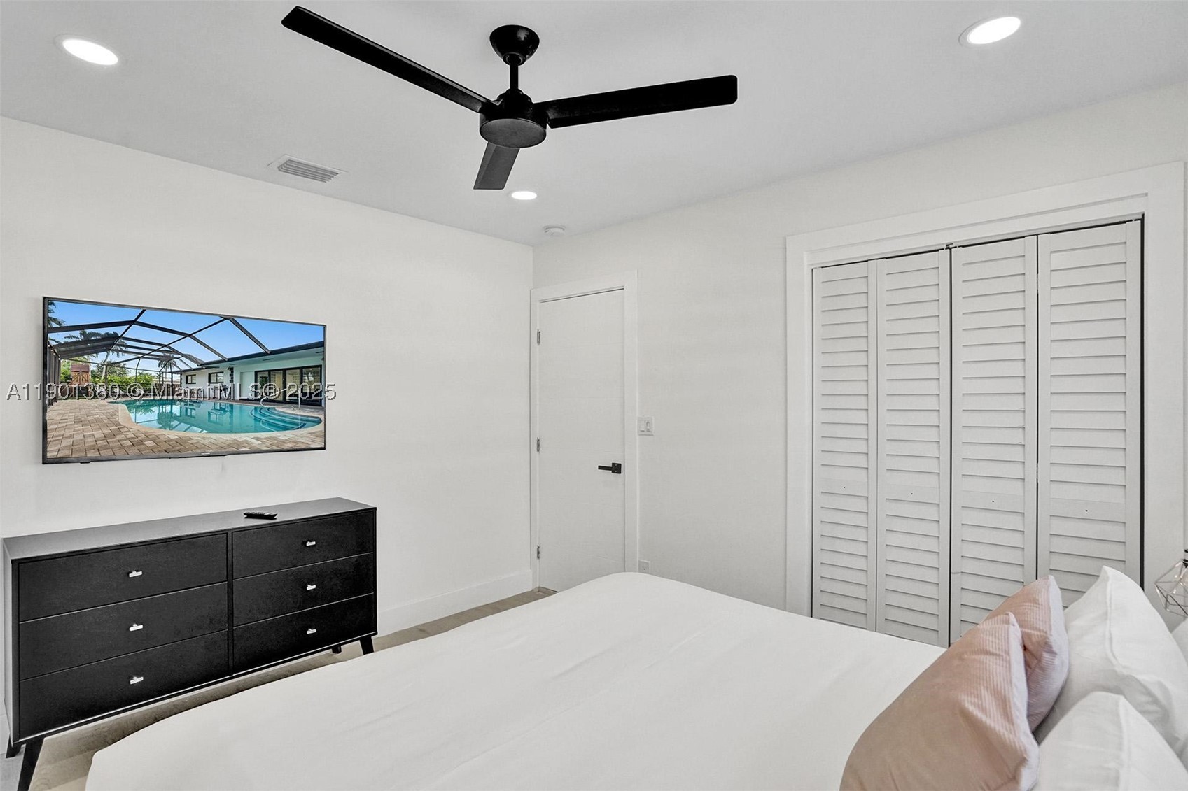 HOLLYWOOD LAKES SECTION - Residential