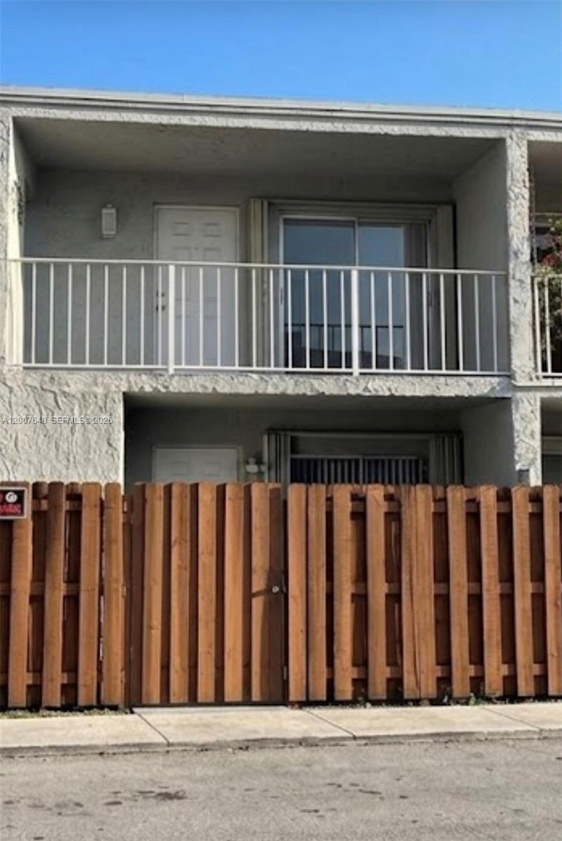 Spacious apartment with a patio in an excellent area. Close to a wide variety of businesses and schools. A very good investment opportunity.